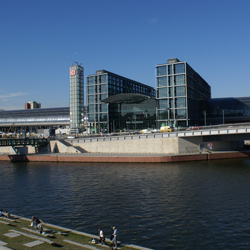 La Hauptbahnhof, una delle più grandi stazioni ferroviarie d'Europa stazione centrale berlino hauptbahnhof