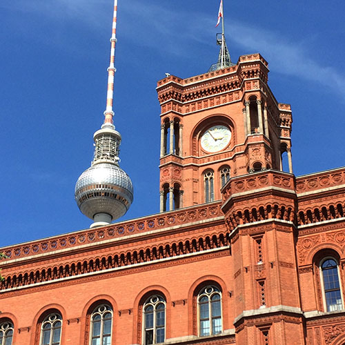 Rotes Rathaus mit Fernsehturm